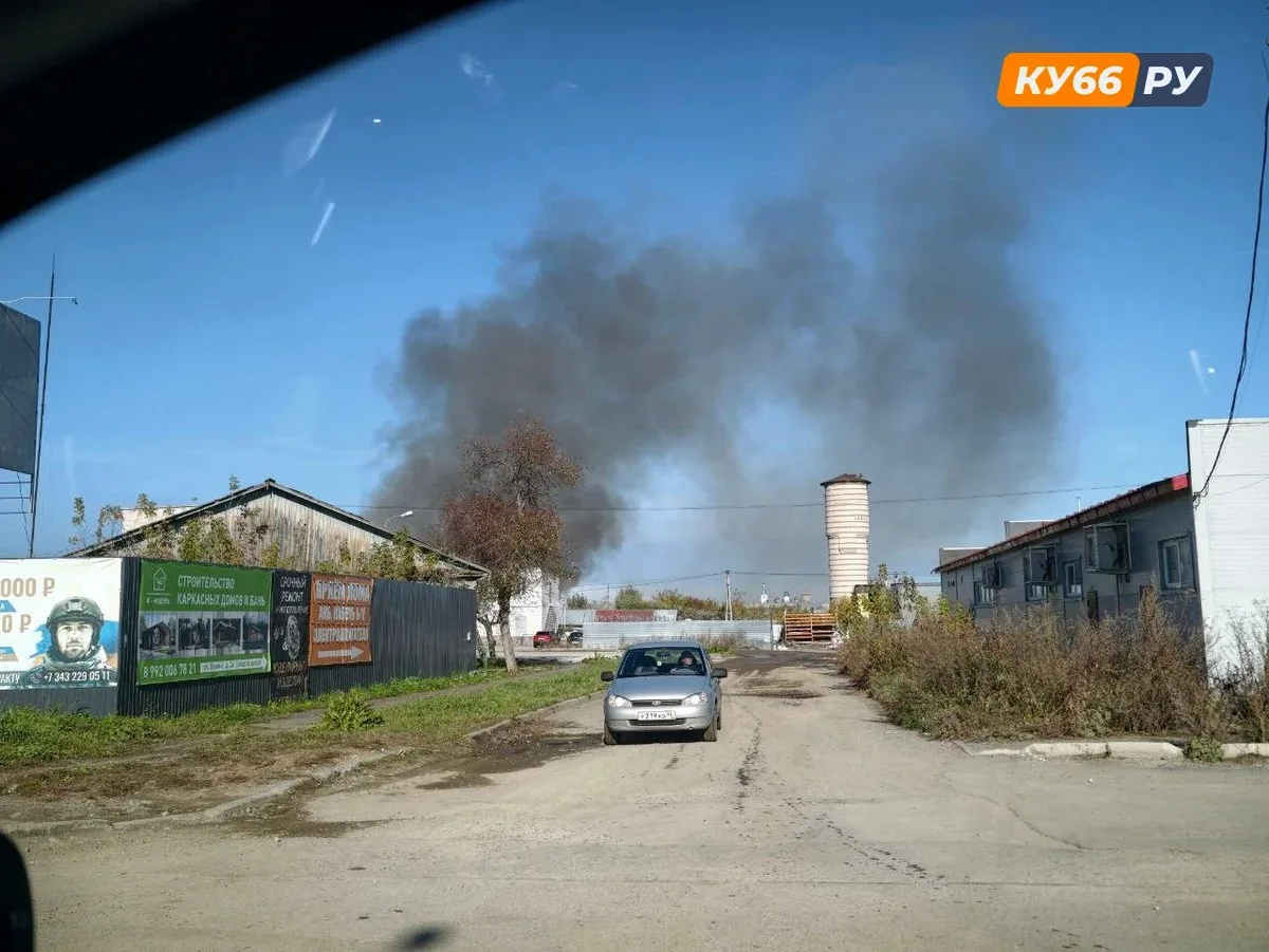 Крупный пожар произошел Каменском-Уральским: сгорели «Лада», токарное оборудование и кр...