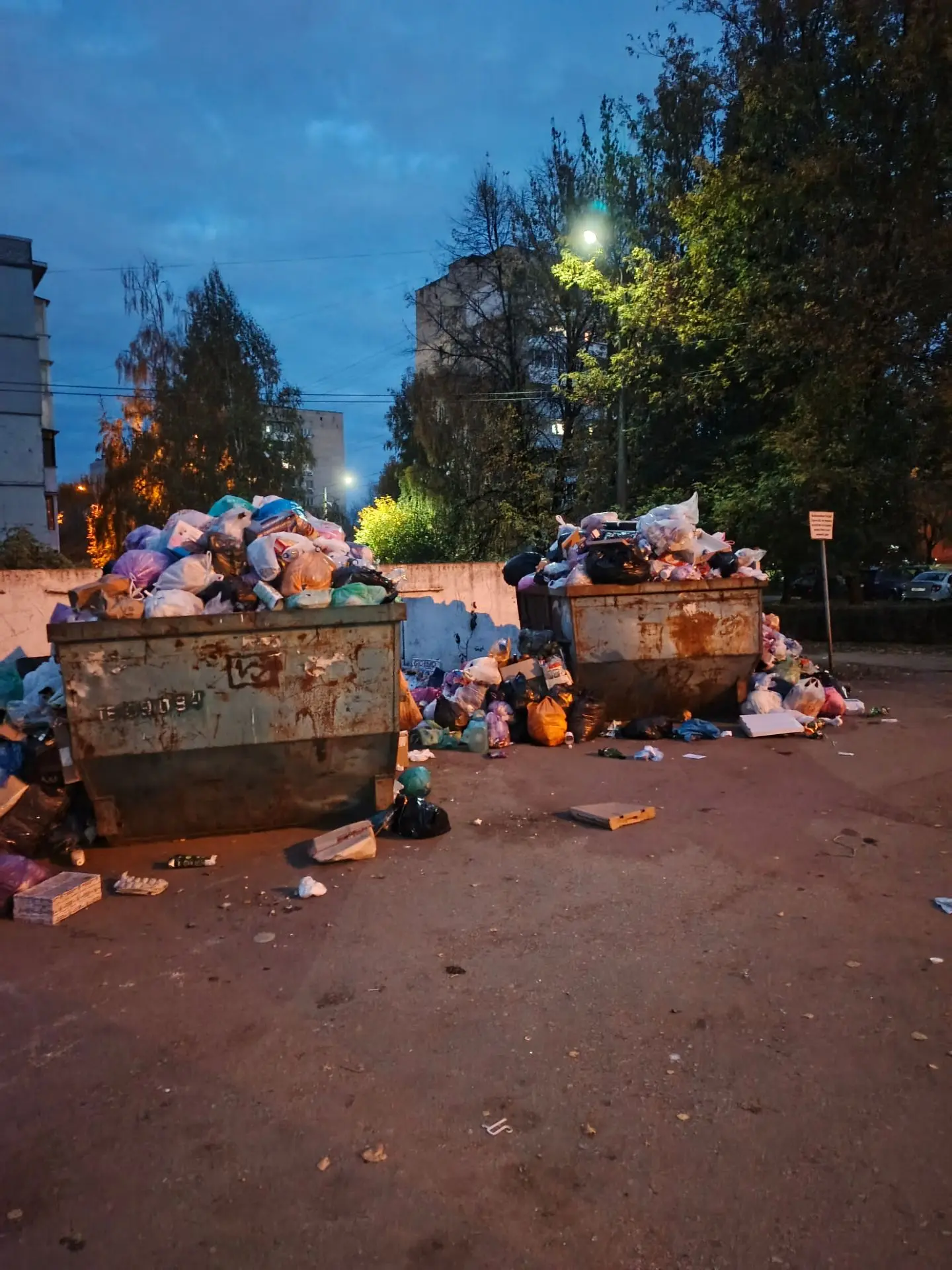 Залесный, помойка возле домов по Рязанскому шоссе 3 и 5.