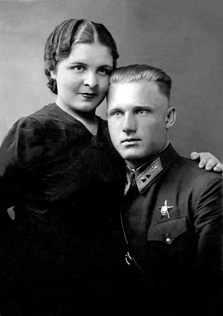 Мода 1940-х. Лейтенант Михаил Петрович Галкин с женой Александрой Емельяновной, г. Киши...