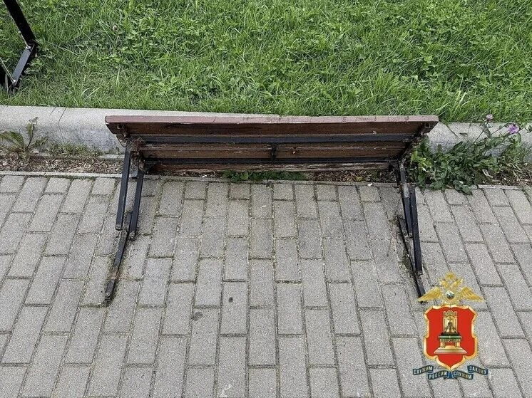 🛴 Полиция Конакова установила, кто повредил лавочки у Дворца культуры.