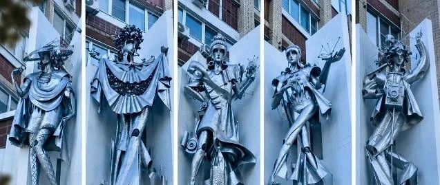 После реставрации фасад торгового центра «Мадонна» в Балаково вновь украсили пять метал...