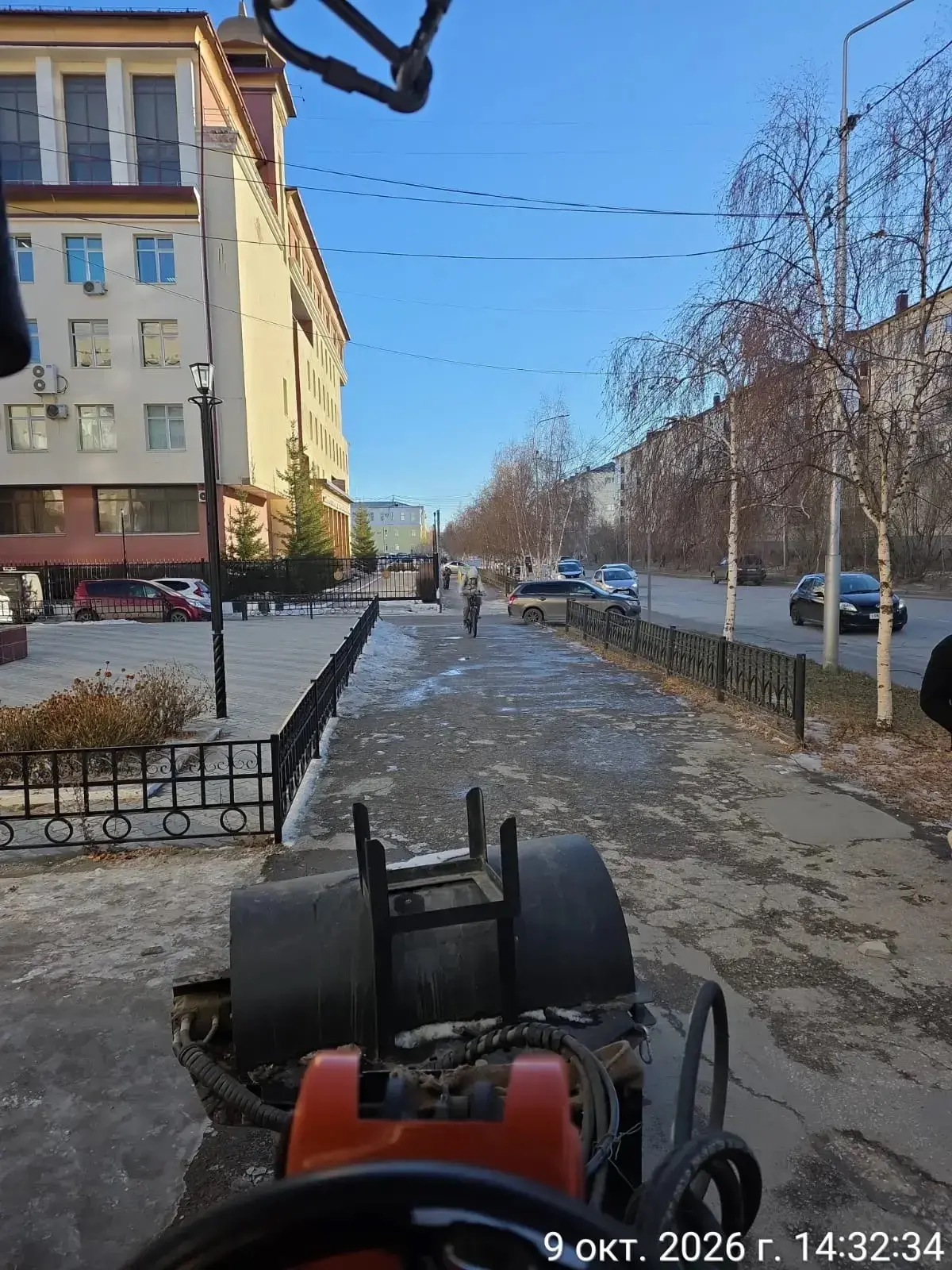 Уборка тротуаров в Губинском округе проводится силами подрядной организации. 🧹👷
