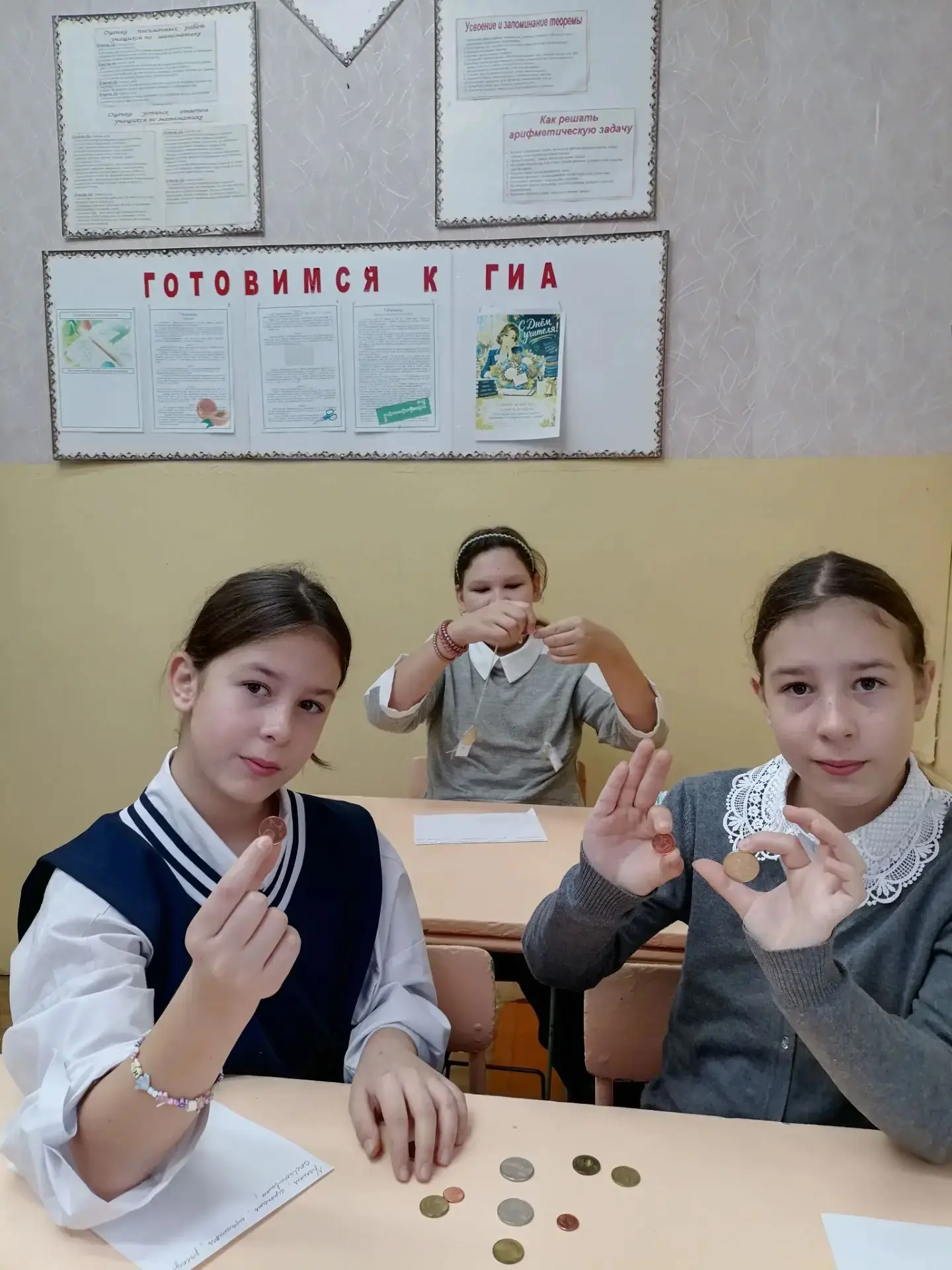 Сегодня на занятии кружка «Финансовый компас» дети узнали много нового о деньгах и их и...