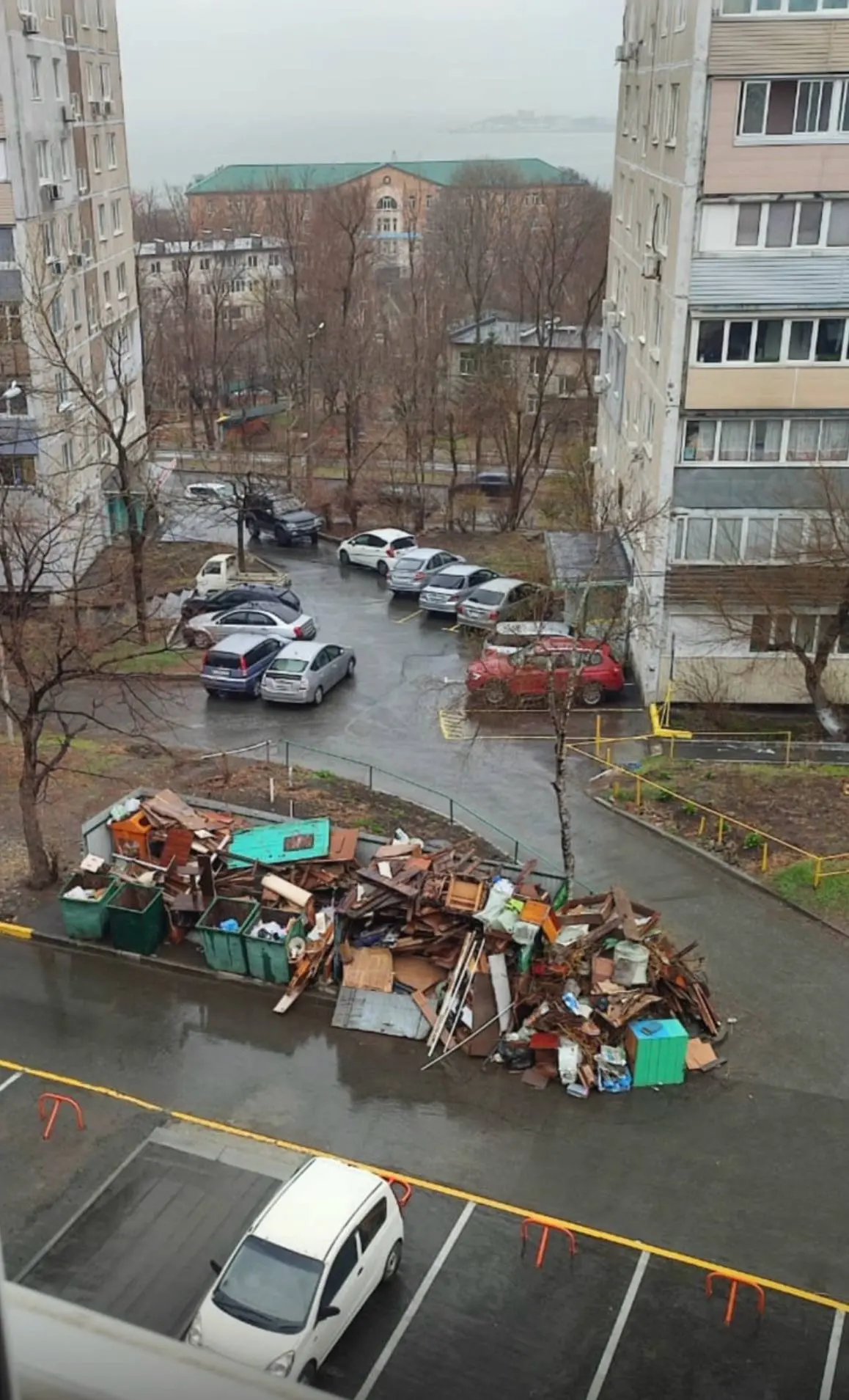 А помните историю про мусорку перед под окнами жителей дома на Хабаровской 32 а.