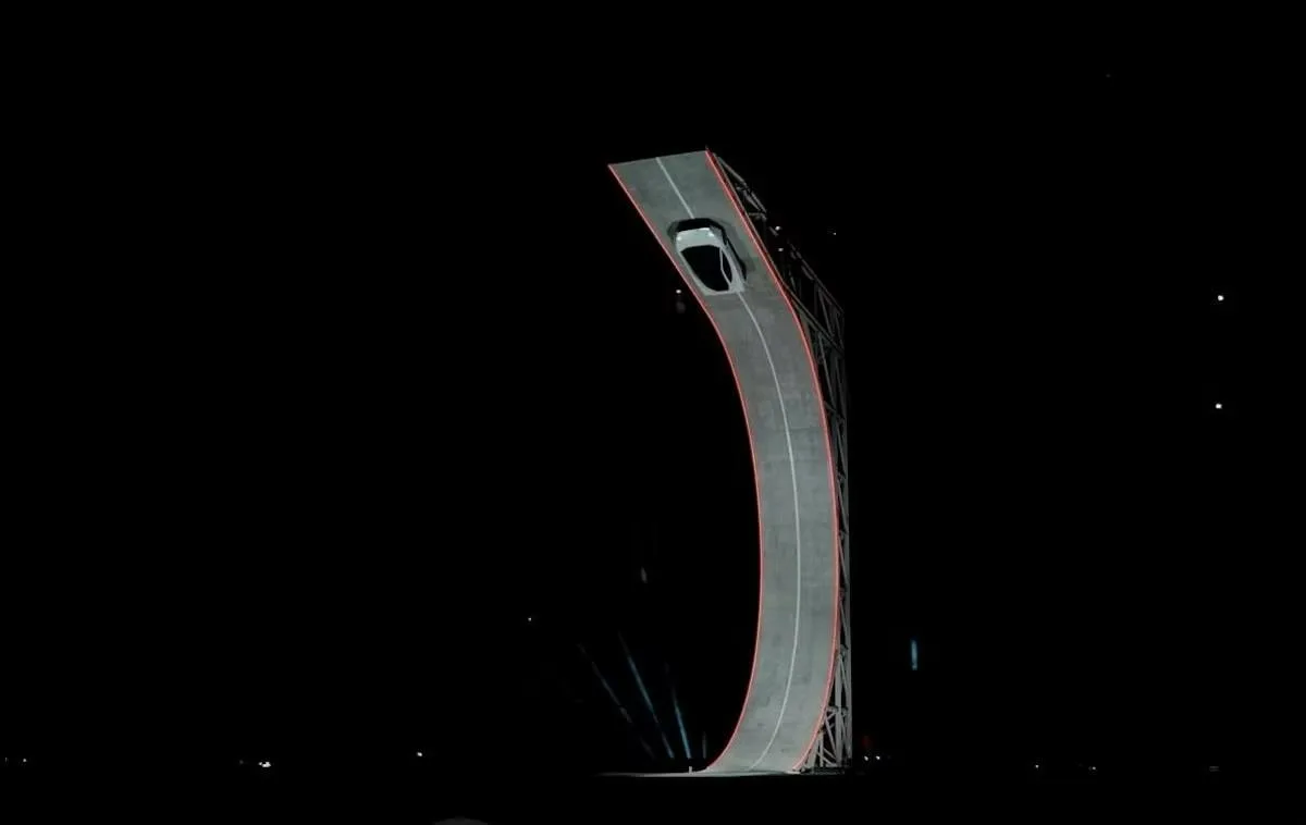Илон Маск всё-таки заставил машины летать. Новый Tesla Roadster на презентации взмыл вв...