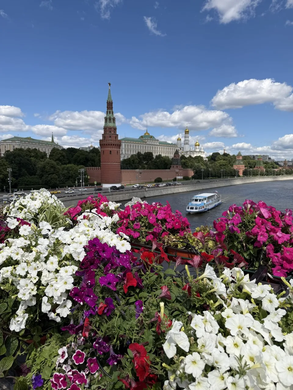 🌤 Доброе утро, жители районов Красносельский и Мещанский! Желаем вам хорошего дня!