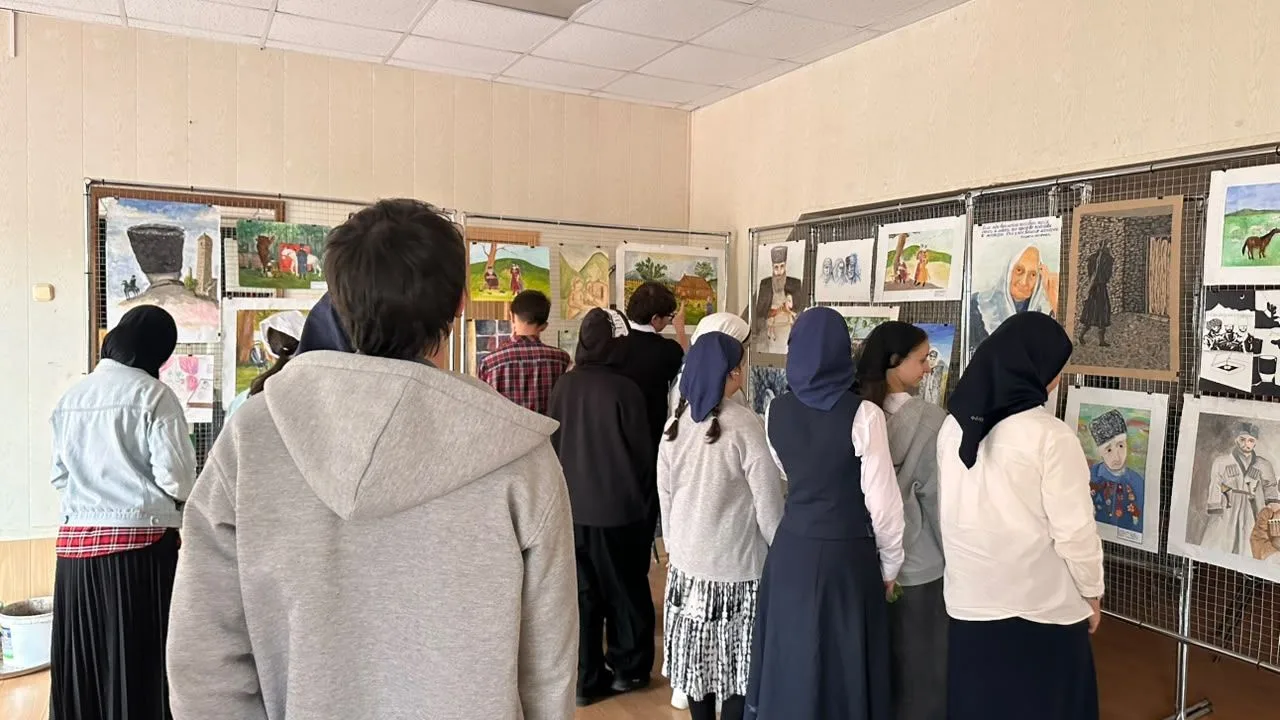 Выставка детского рисунка на тему: «Дорогие мои старики» .                   В преддвер...