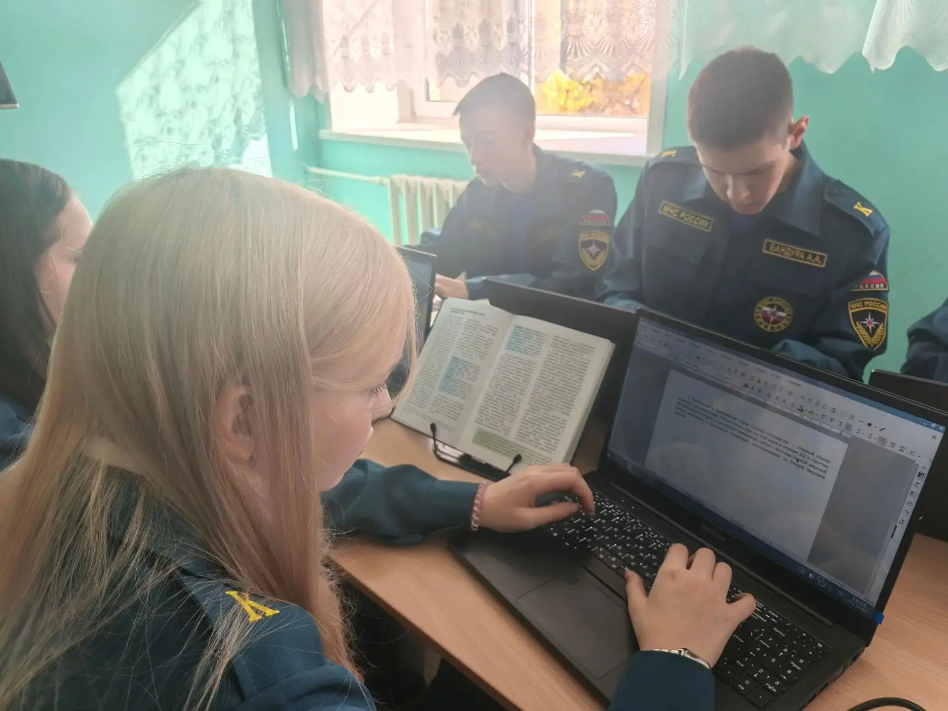 ВЕСТИ С УРОКА.Сегодня на информатике в 10 классе царила прикладная атмосфера! Они с энт...