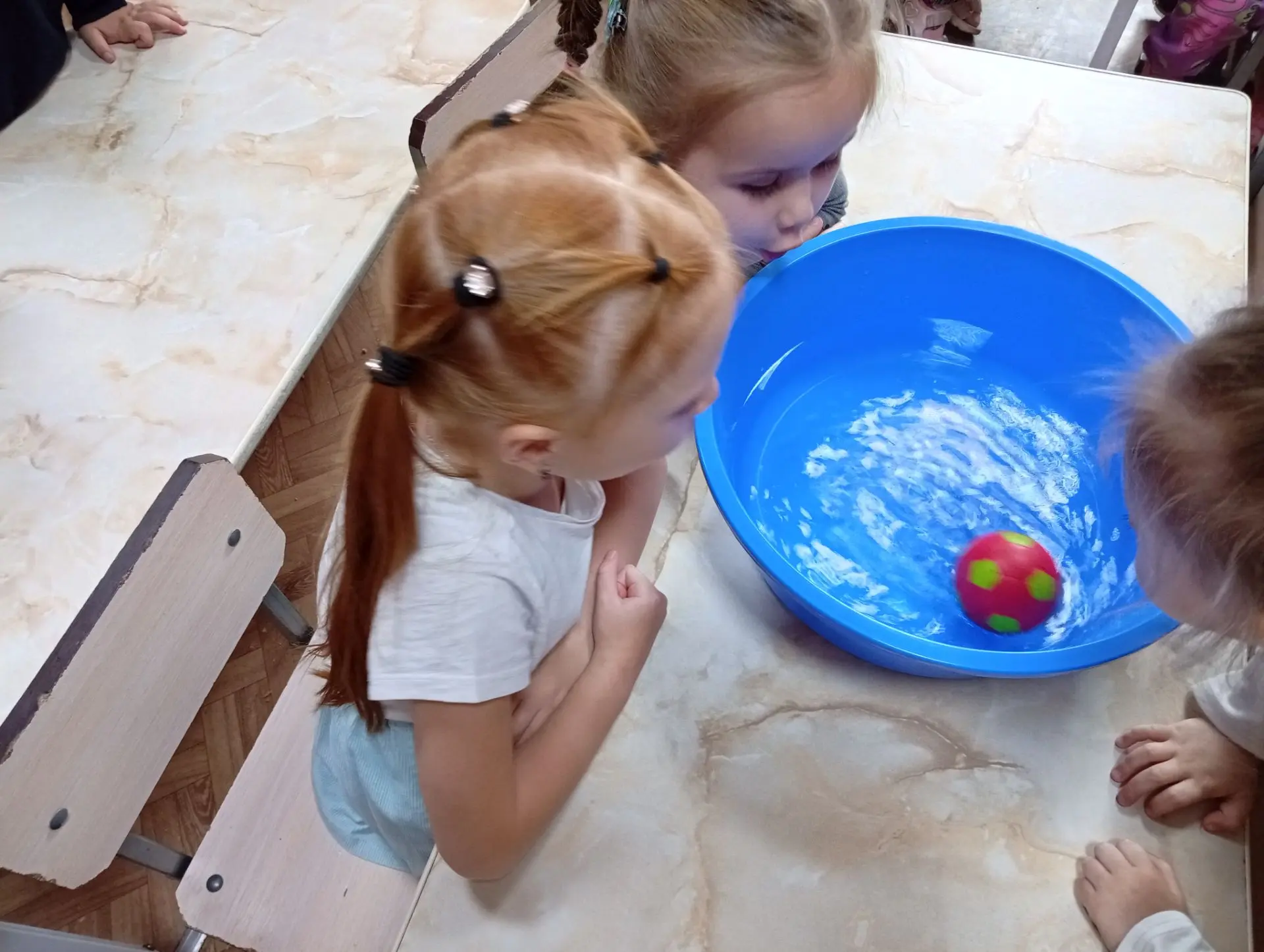 💧 Изучаем свойства воды в нашем детском саду! 💧