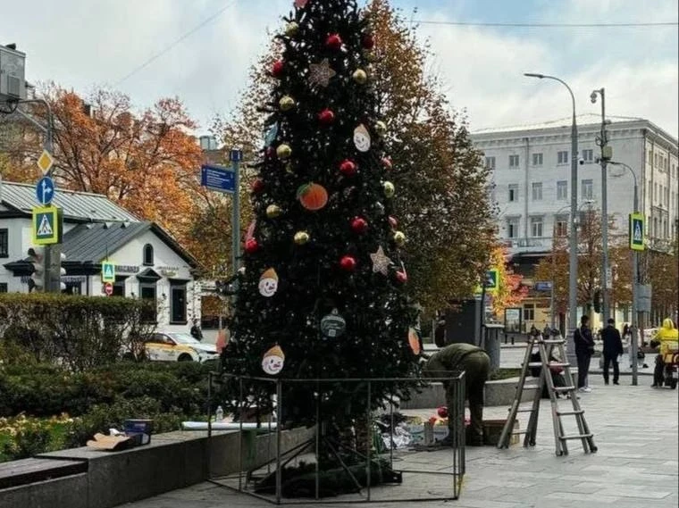 🎅 Новогодние ёлочки уже начали устанавливать по всей Москве