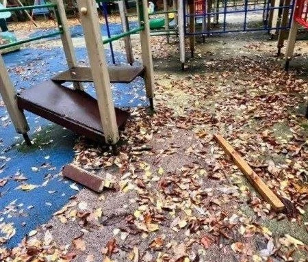 🌿 На детской площадке на Дубнинской улице разрушены игровые аттракционы