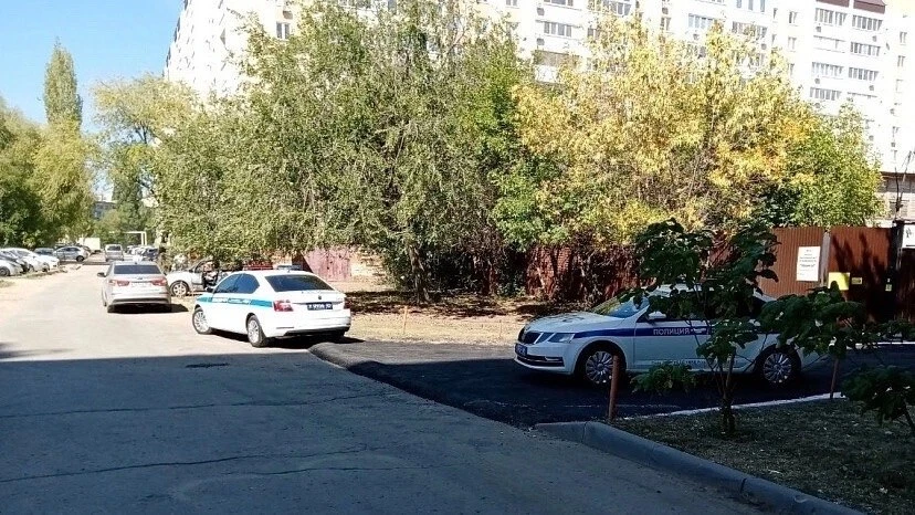 В Энгельсе 15-летний подросток украл сумку на остановке. Инцидент произошел в середине ...