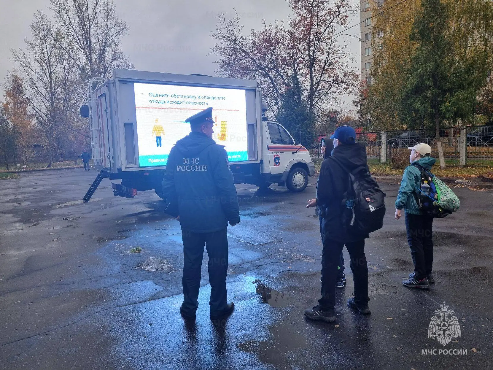 🖥 В Орле сотрудники МЧС России использовали возможности мобильного комплекса для профи...