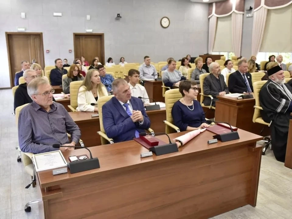 В Барнауле вручили награды профессионалам и активным горожанам, внёсшим значимый вклад ...