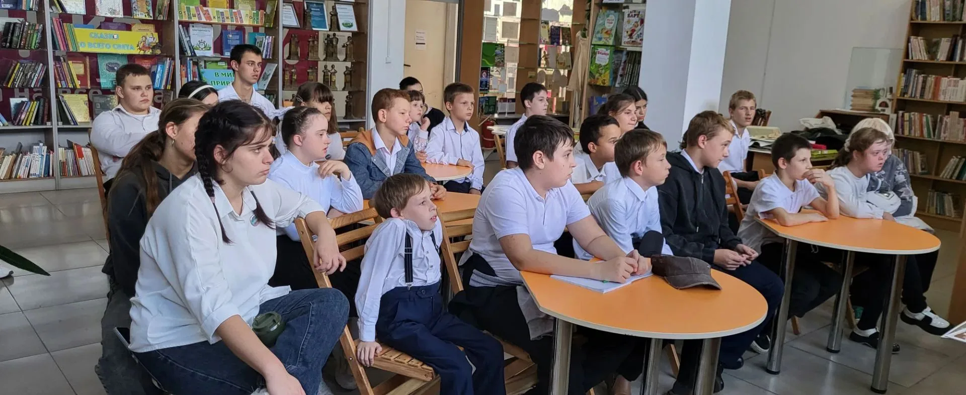 Ребята 4а, 7а, 7б и 10а сегодня посетили городскую  библиотеку.