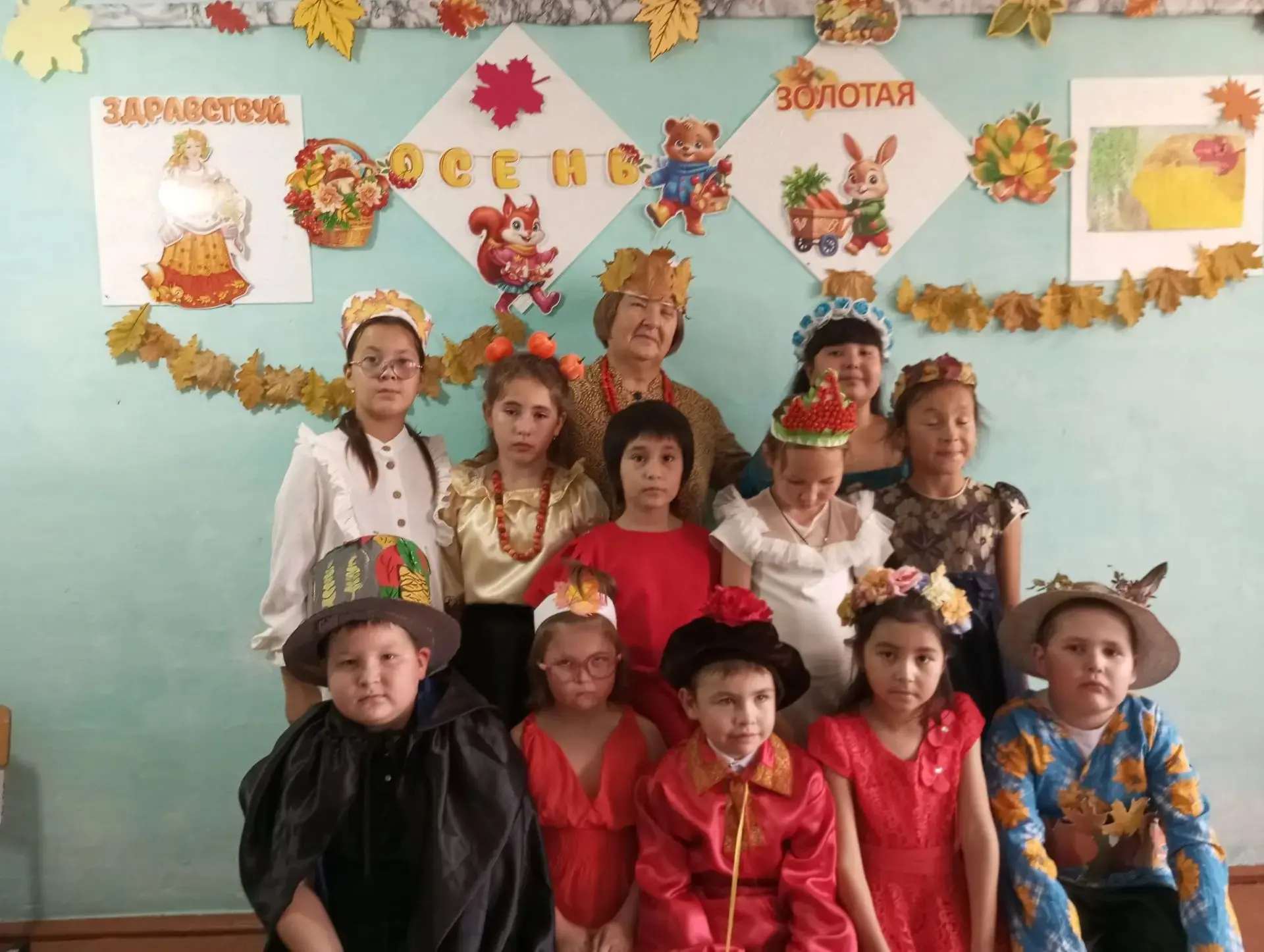 В начальной школе прошёл праздник Золотой осени. Накануне был объявлен конкурс рисунков...