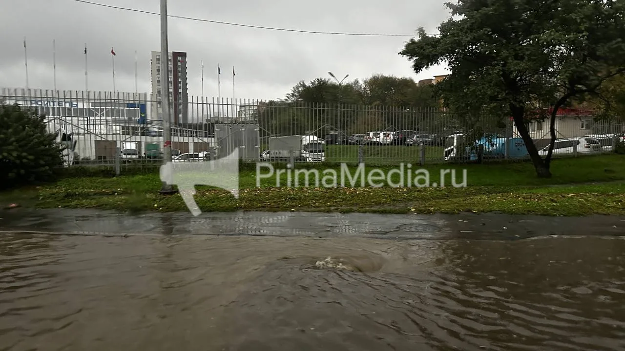 Сильные затопления прямо сейчас наблюдаются возле стадиона "Строитель"