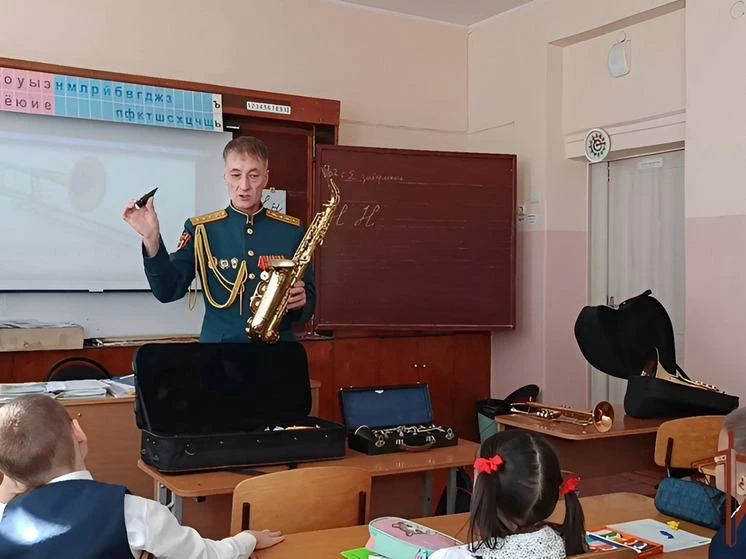 В Чебоксарах росгвардейцы провели для школьников необычный музыкальный урок