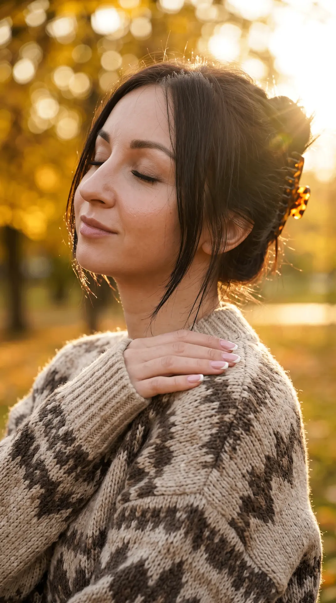 🍂 Золотой час, тёплый свитер и то самое осеннее спокойствие.