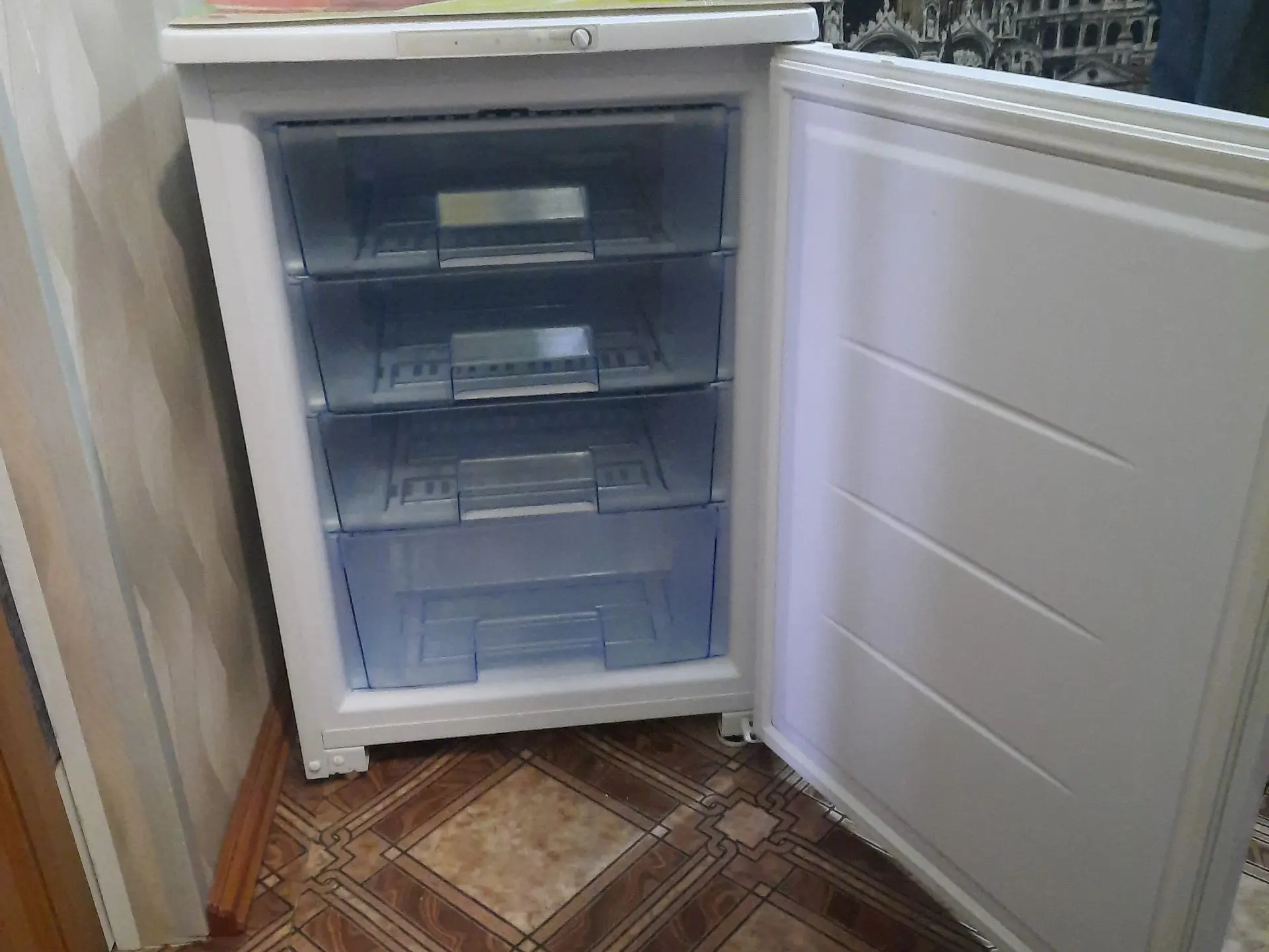 Продам. Морозилку