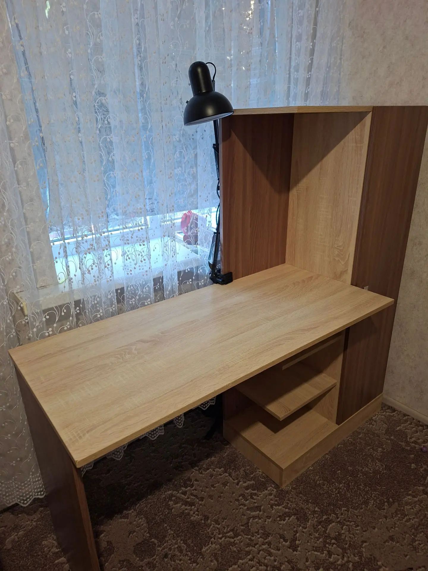 Продам стол со шкафом для школьника. 4000 р.