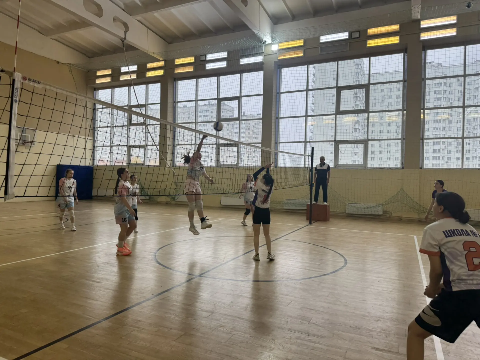 🏐 Первый тур по волейболу среди девушек!
