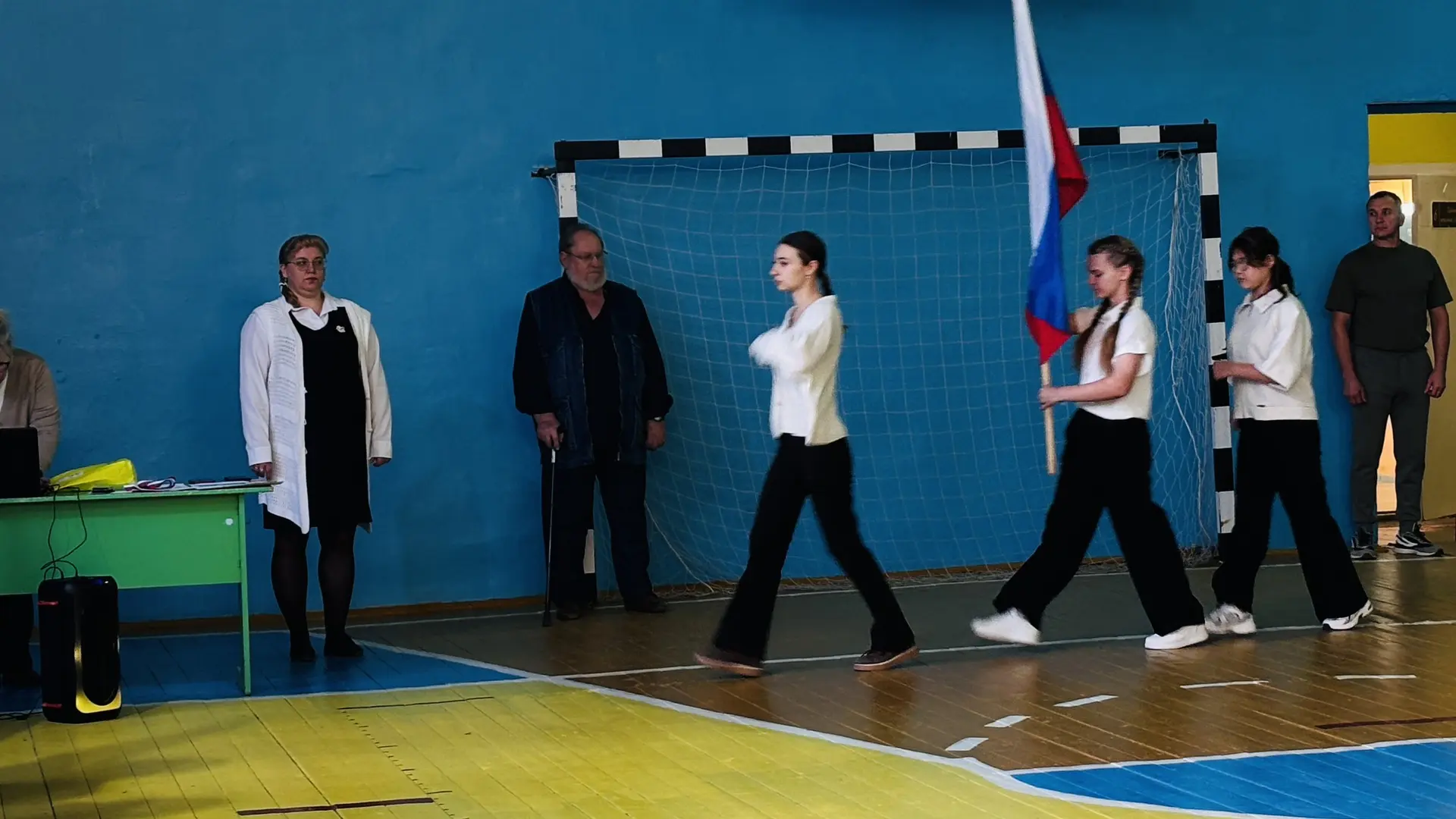 Рабочая неделя началась с Церемониала выноса флага.