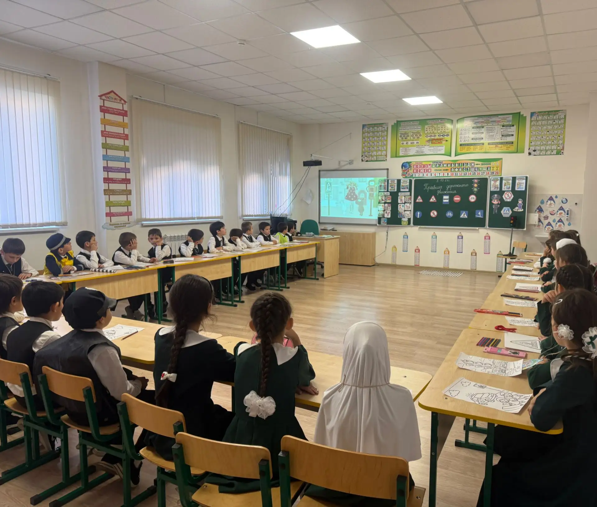 8 октября во 2 классах прошёл классный час на тему: «Правила дорожного движения»