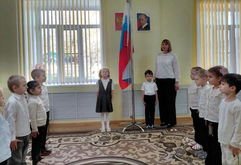 В понедельник с дошкольниками традиционно подняли Государственный флаг Российской Федер...