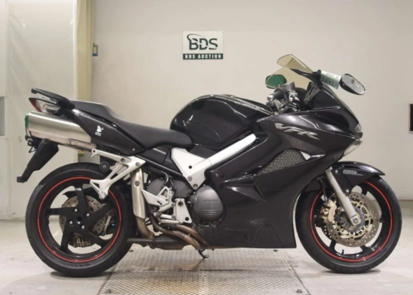 Honda VFR800 - легендарный японский мотоцикл класса спорт-турист едет к нашему клиенту ...