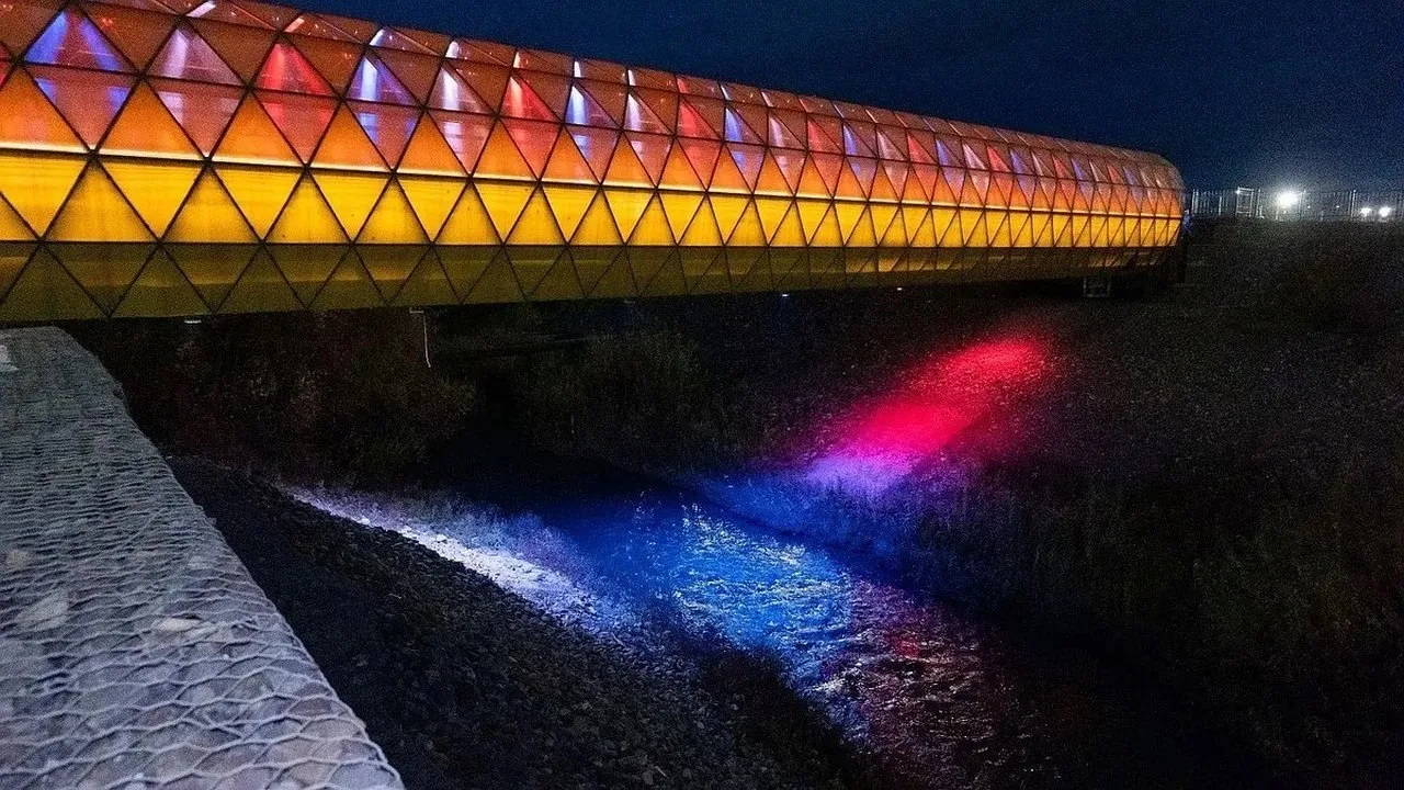 💡 Подсветку включили на «хрустальном» мосту через Искитимку в Кемерове
