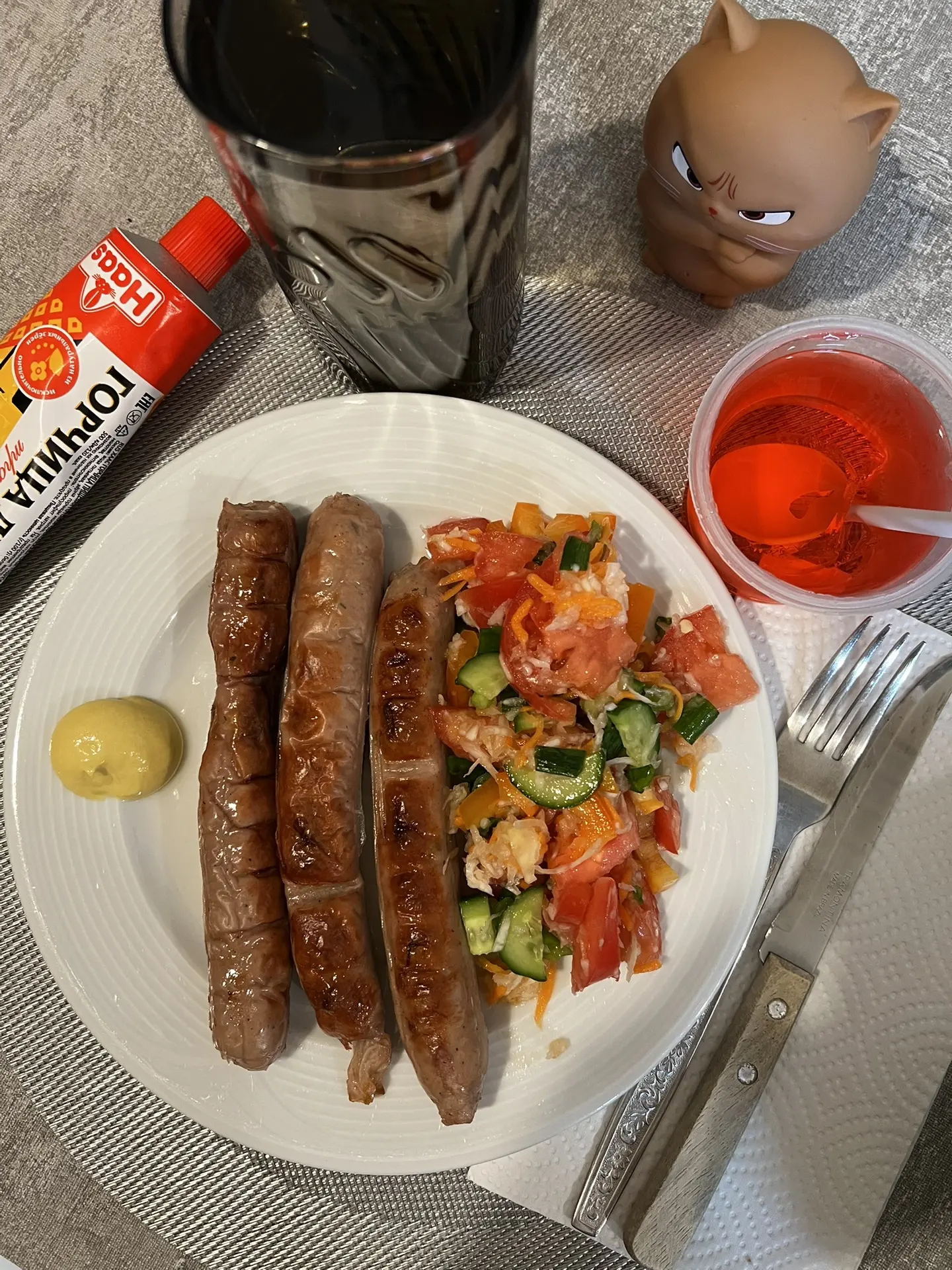 Ужин - овощной салат с маслом, колбаски Троекуровка , горчица, на десерт желе из Лавки