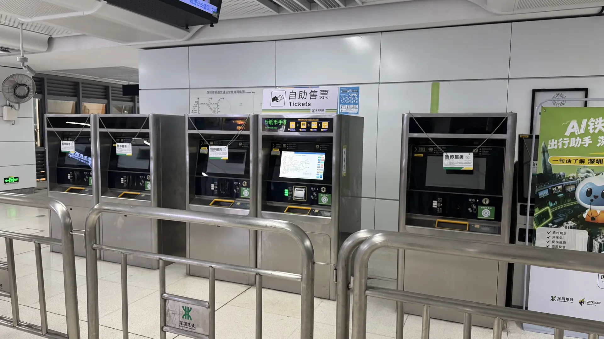 Из пяти автоматов по продаже карточек для прохода в метро, работает только один, да и о...