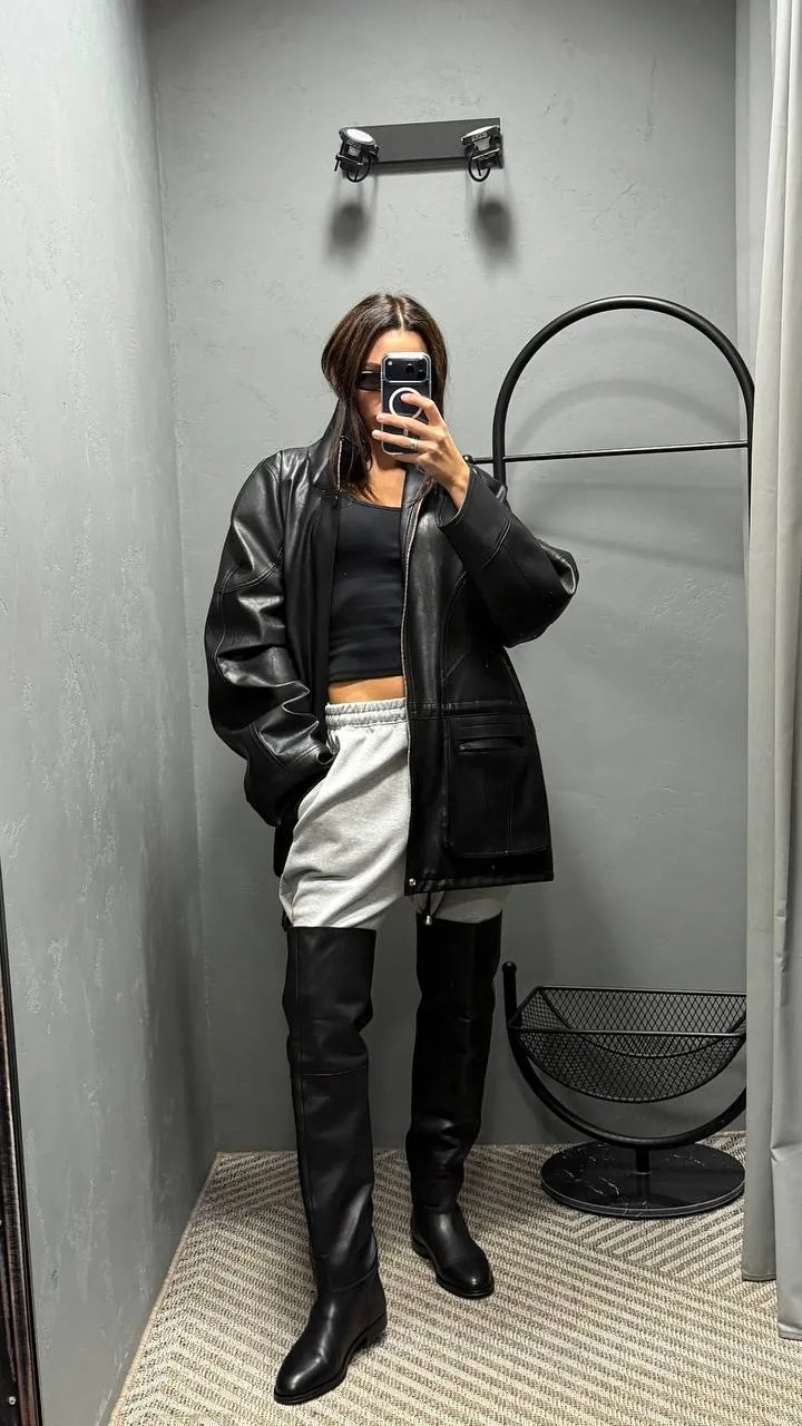 Черная утеплённая  куртка oversize из качественной экокожис молнией, накладными кармана...