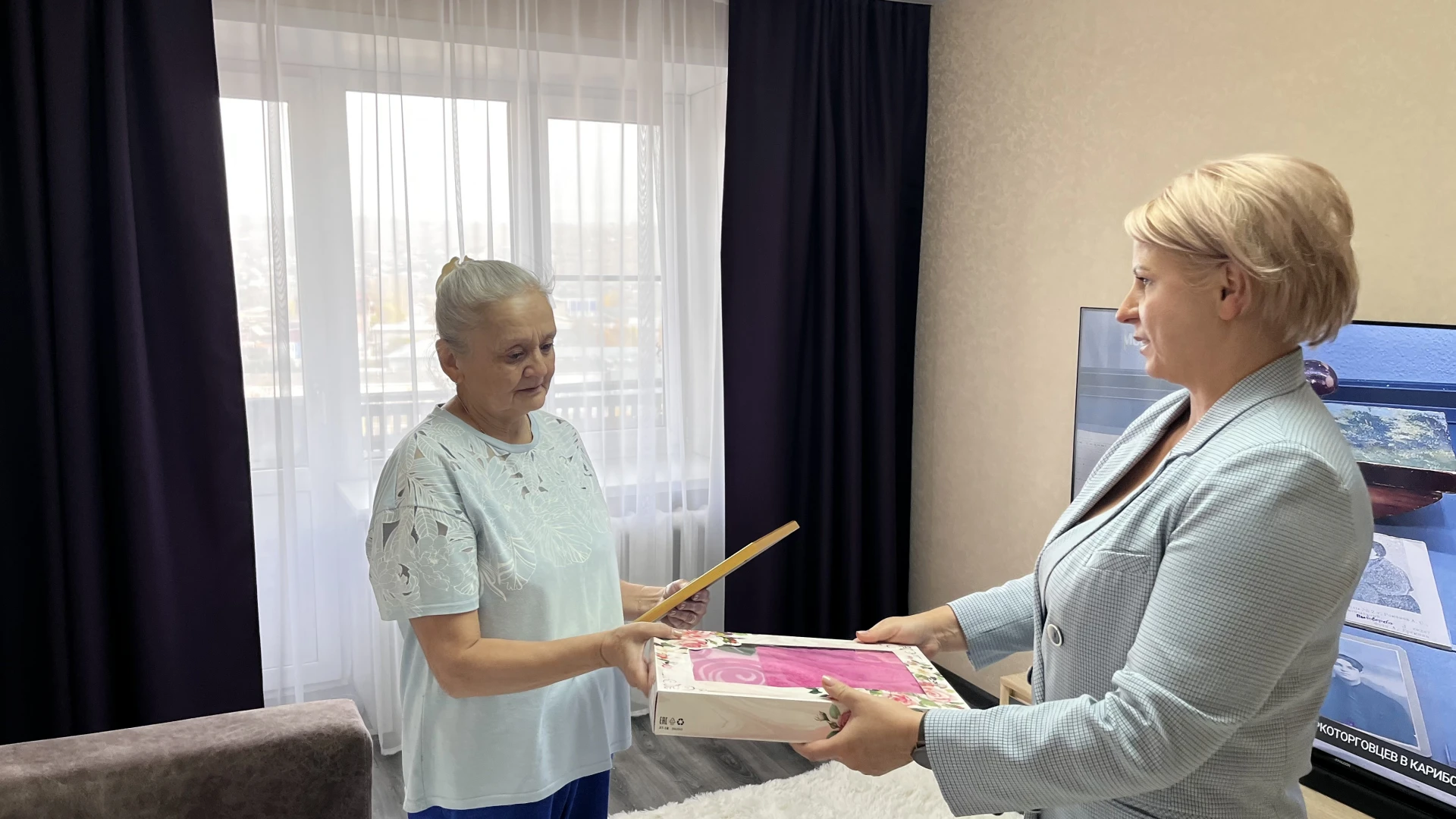 В Октябрьском районе вручили благодарственное письмо матери участника СВО