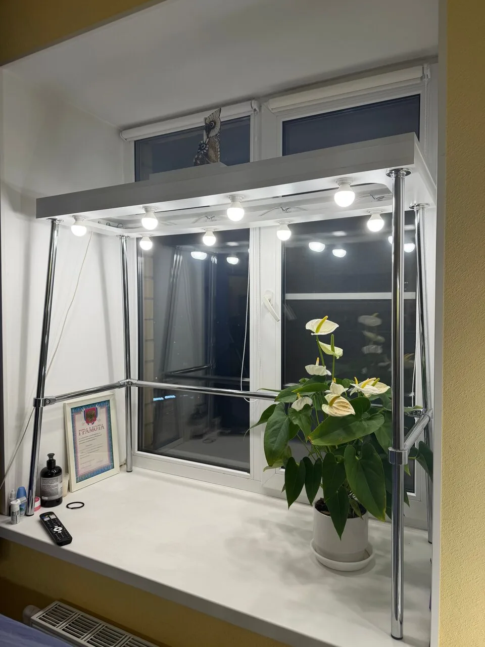 Отдам подсветку для цветов/рассады с LED-лампами, подключается к розетке. На подоконник...