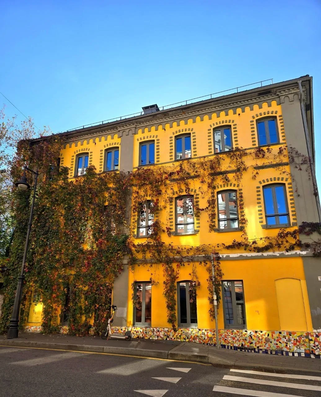 💛 Дом цвета солнца в Последнем переулке
