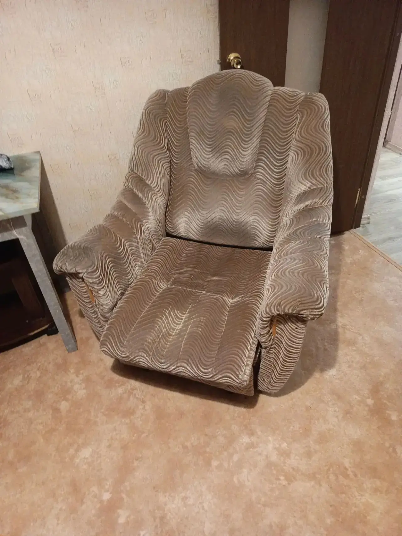 Здравствуйте! Отдам кресло забирать Андрея адо 15 . Лифт есть. 89655929749