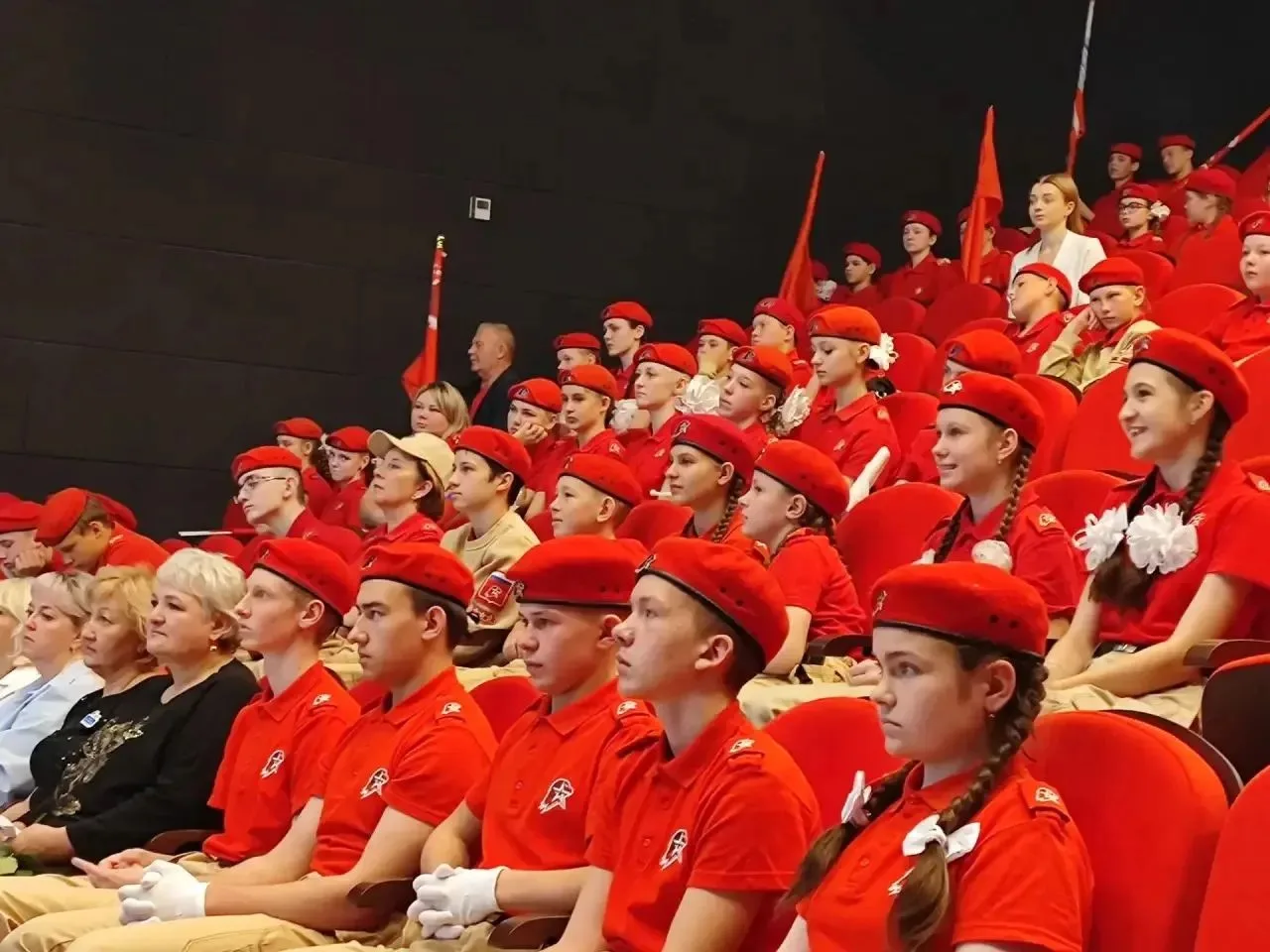 🇷🇺 Под знаменем чести: новый этап в жизни юнармейцев.