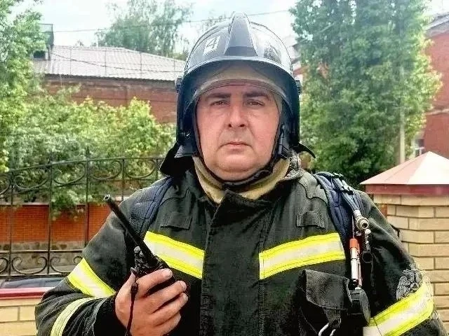 В Курске пожарного проводили на пенсию под струями брандспойтов