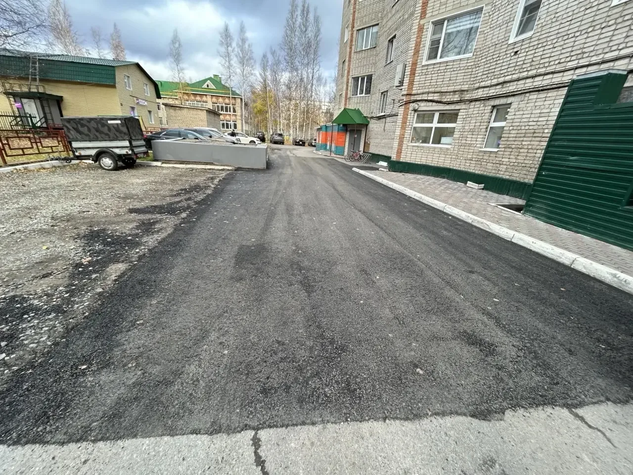 Восстановили асфальт у 307 дома после плановых раскопок.