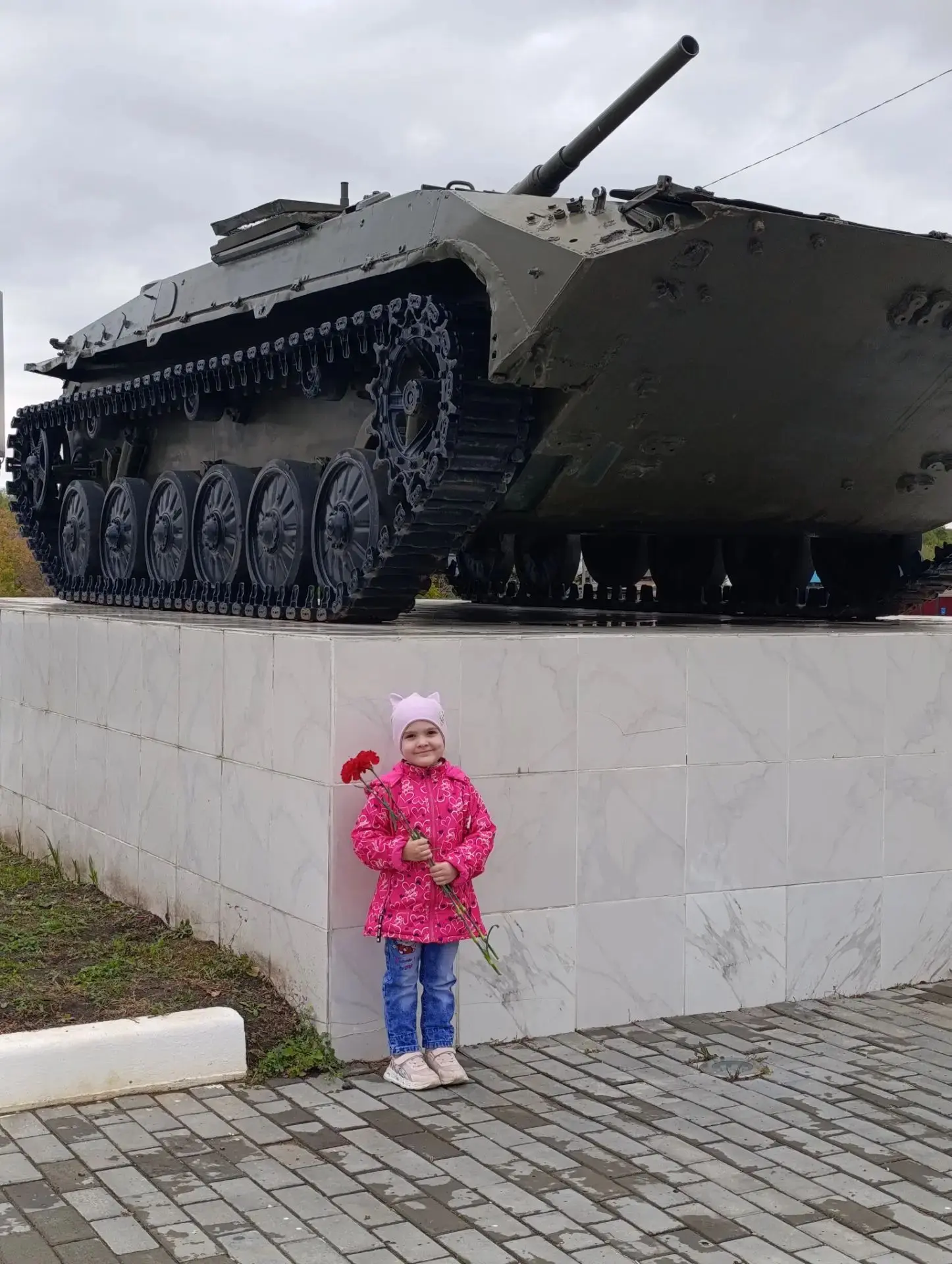 Воспитанница смешанной дошкольной группы Ева Г. принимает участие в Акции "Подари цвето...