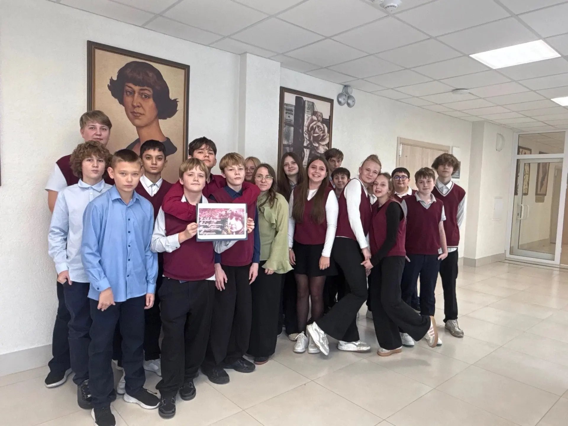 В нашем лицее есть особая точка притяжения - репродукции картин новокузнецкого художник...