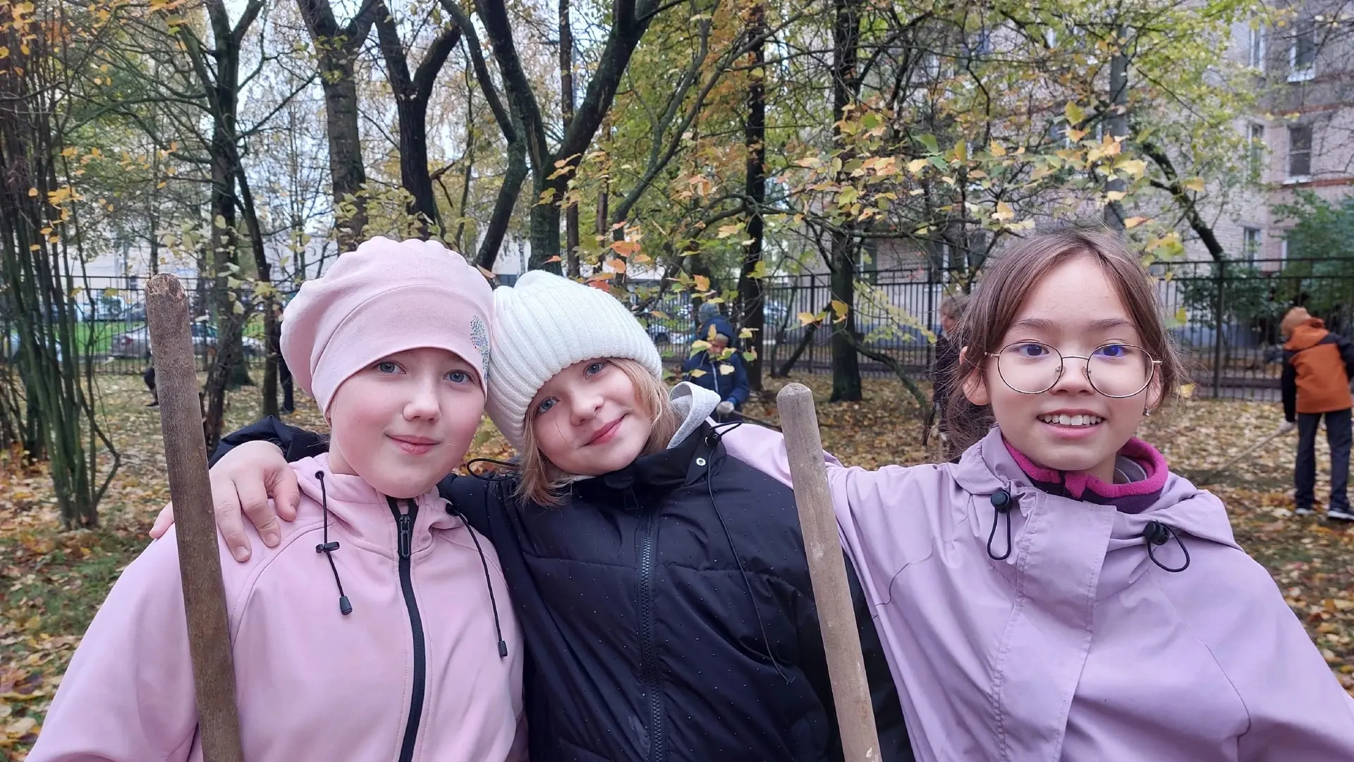 13.10.2026 5б принял участие в осеннем марафоне по уборке территории школы. Конечно, ид...
