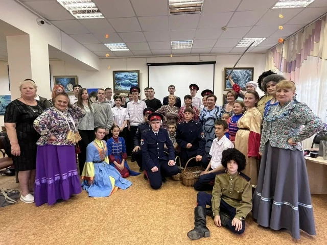В Азове прошел час русской традиции «Под Покровом Богородицы»
