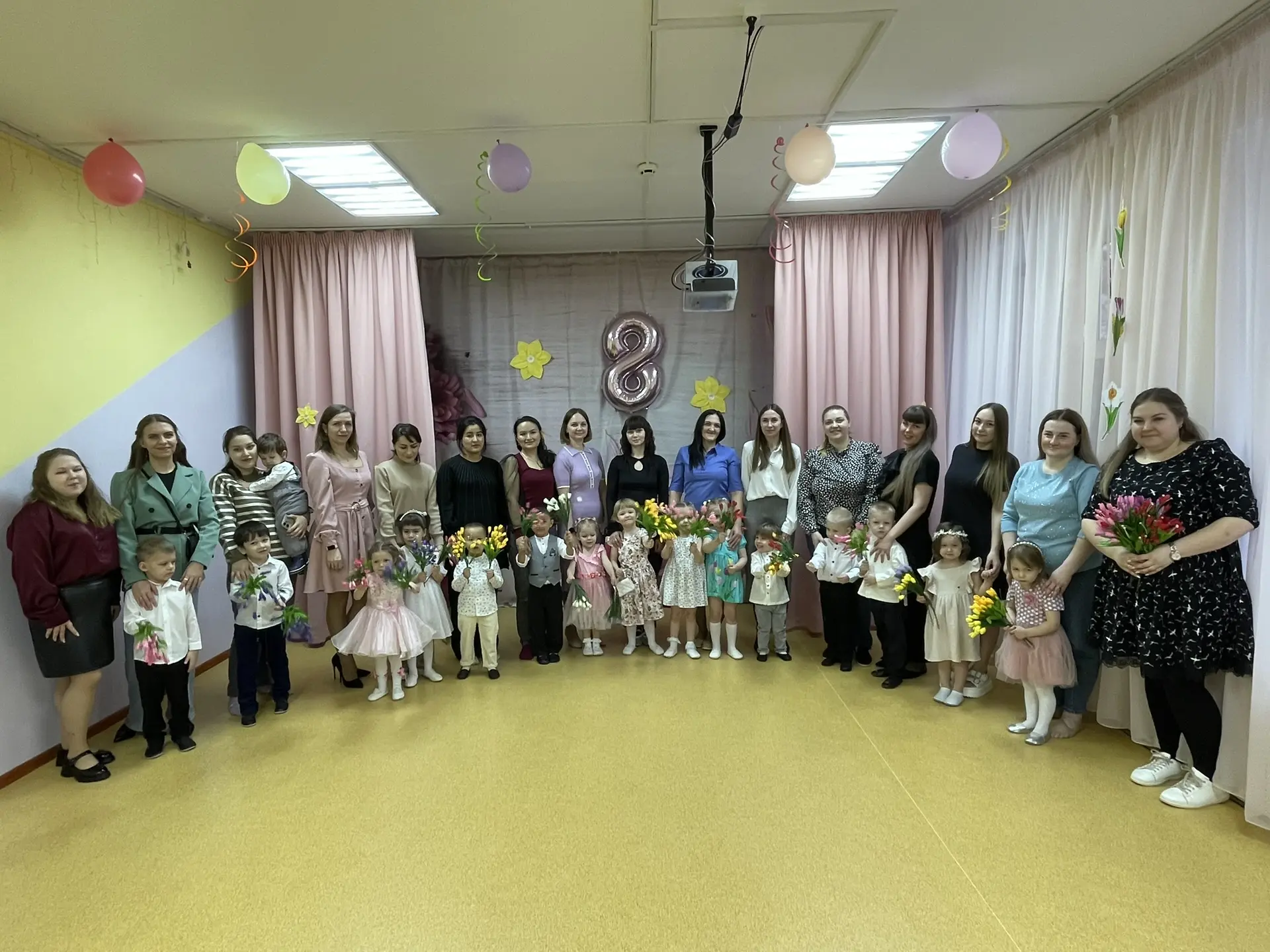 🌸 Сегодня в нашем детском саду прошел праздник любви,улыбок и маминых объятий в группе...