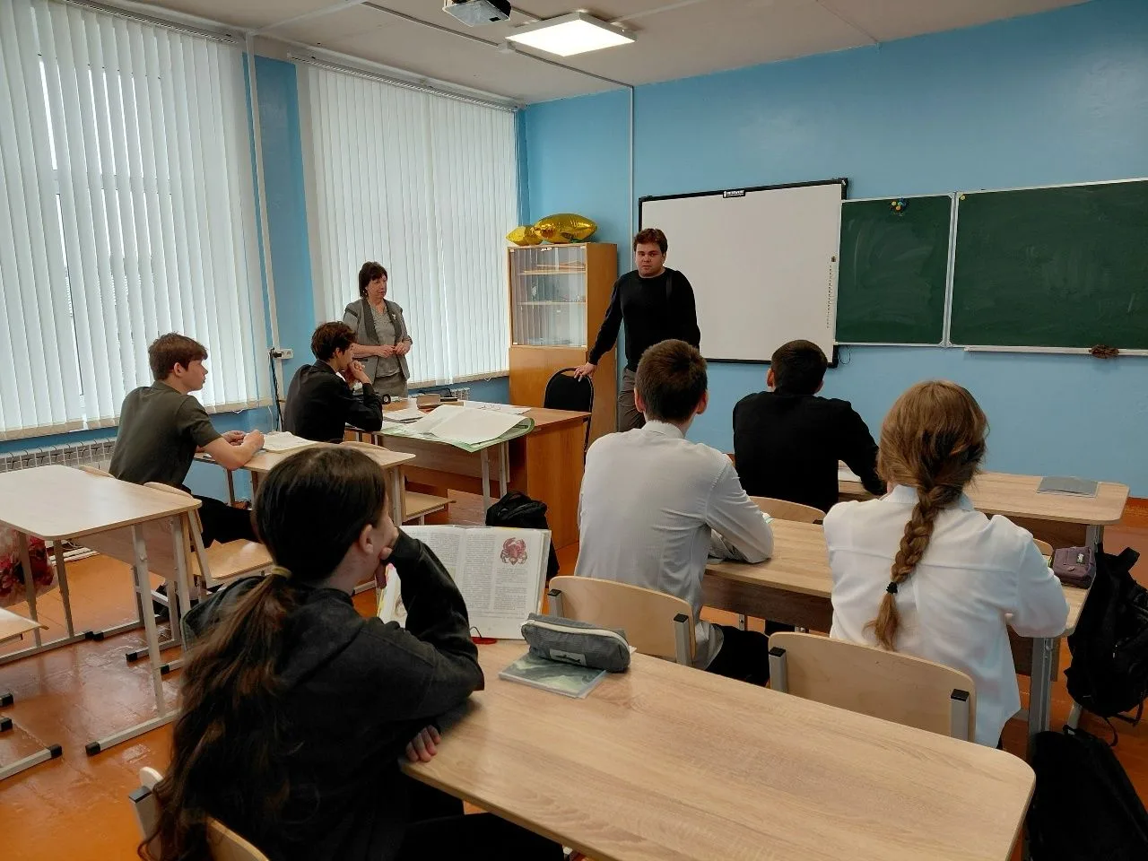 В МБОУ СОШ с. Неверкино состоялась профилактическая встреча учащихся 11 класса с помощн...