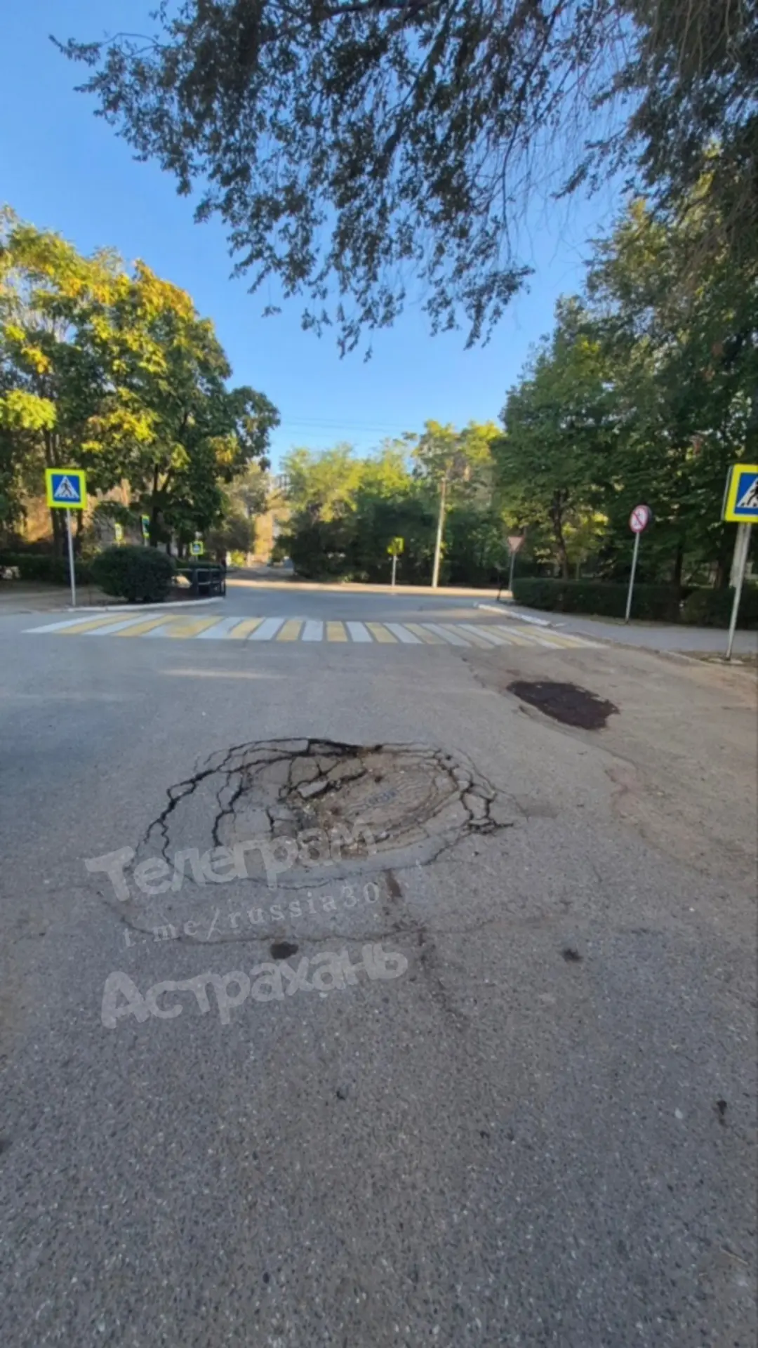 ⚡️В Астрахани снова просел асфальт — на этот раз на бульваре Победы.