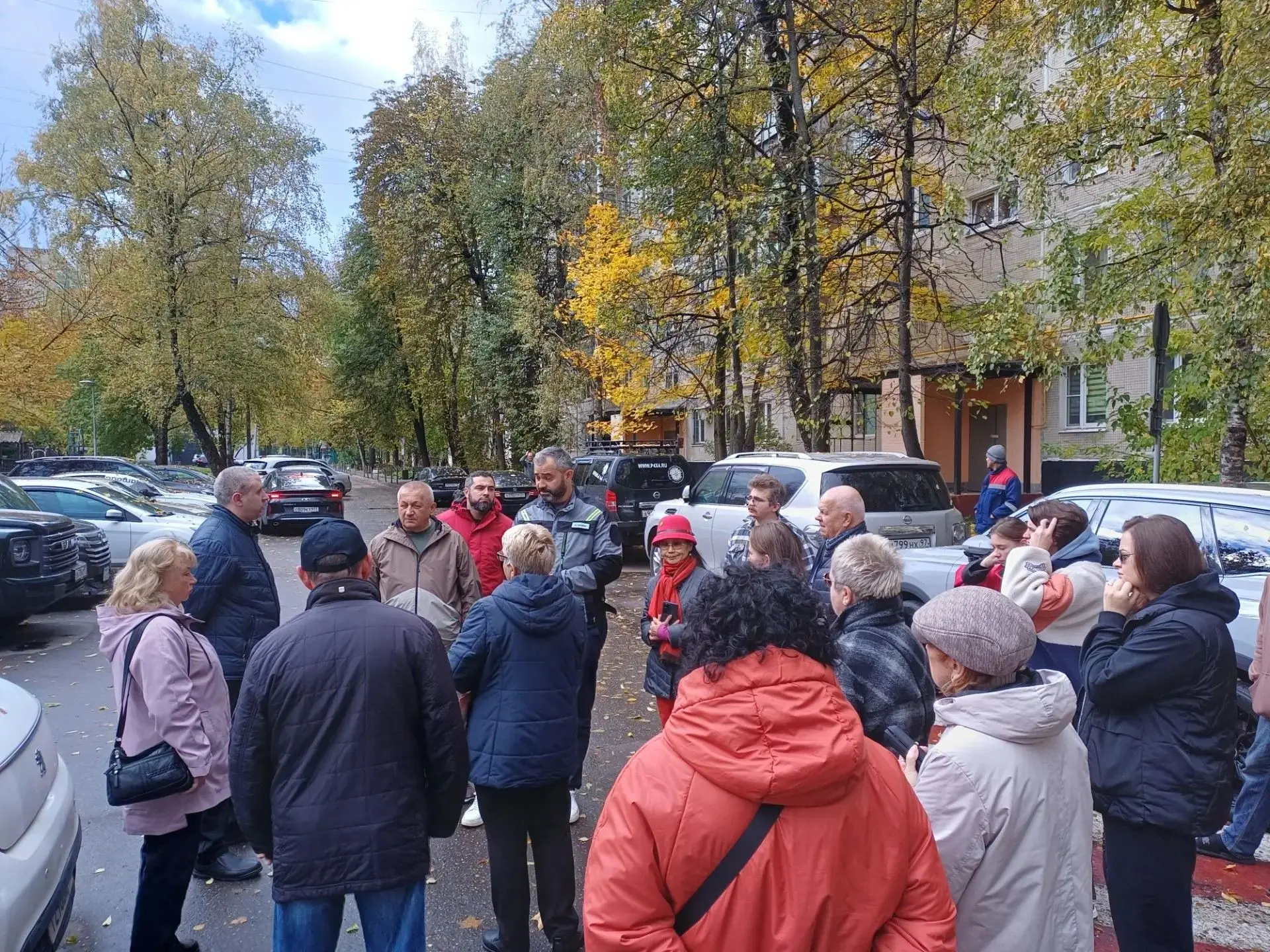 Глава управы района Чертаново Северное Аслан Бердиев провел субботний обход территории ...