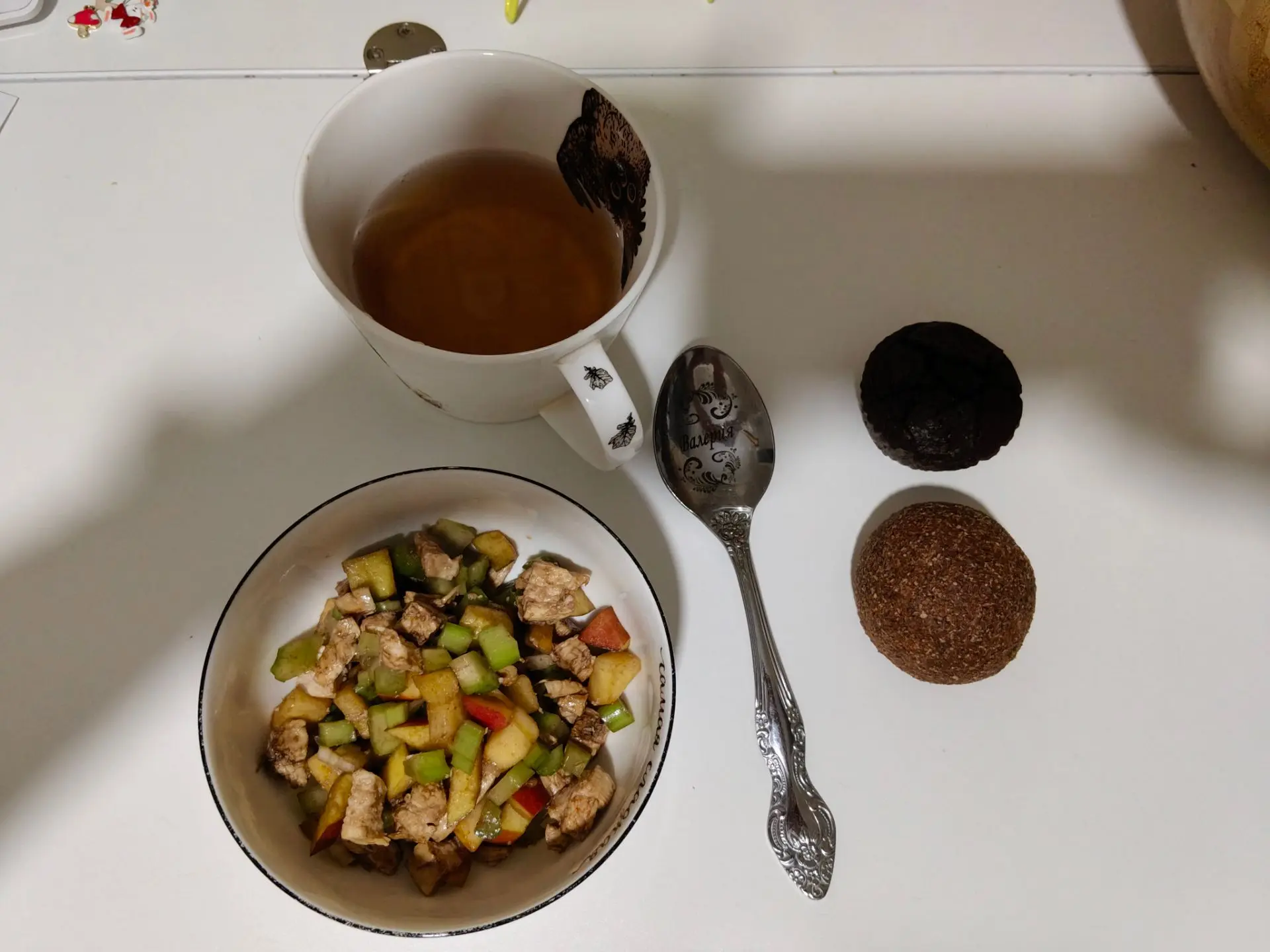 Ужин - салат из сельдерея, яблок и куриной грудки, булочка идеальная, шоколадный кекс, ...